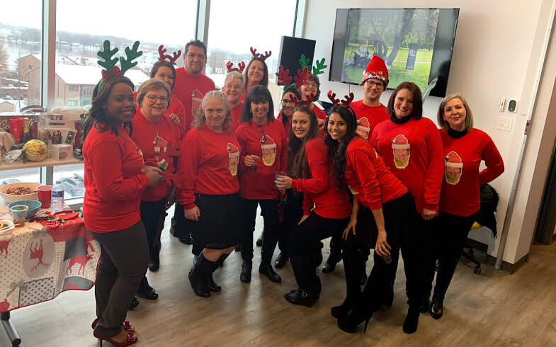 Événement de Noël d'employés Paré assurances portant des chandails rouges assortis