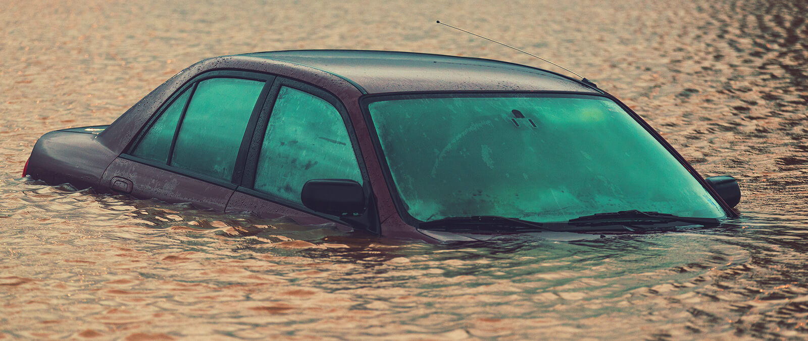 Une voiture submergée illustre l’assurance auto et les inondations expliqués par Paré Assurances.